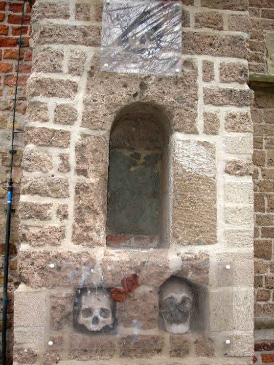 groenlo-calixtuskerk-schedels-2-kl.jpg